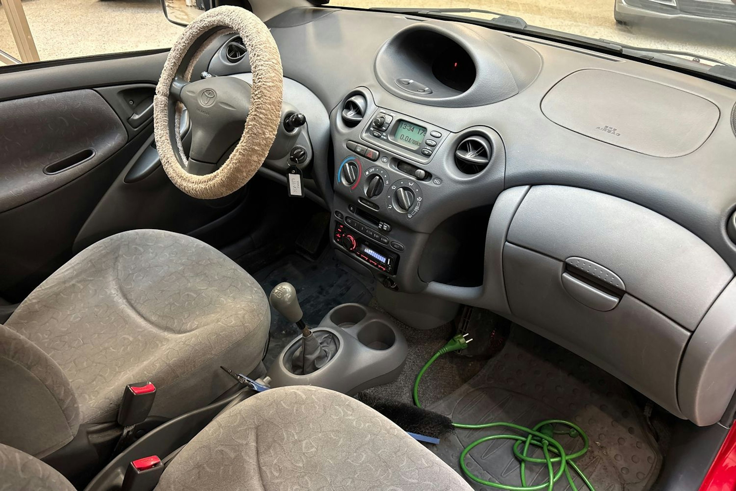 Punainen Toyota Yaris 1999 kuva 28.