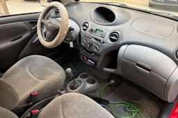 Punainen Toyota Yaris 1999 kuva 28.