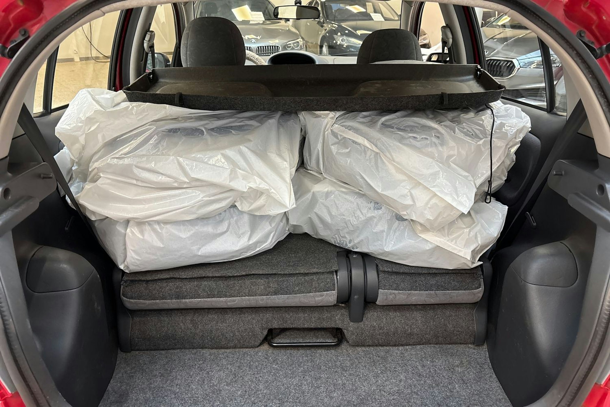 Punainen Toyota Yaris 1999 kuva 29.