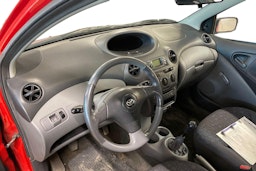 punainen Toyota Yaris 2001 kuva 3.