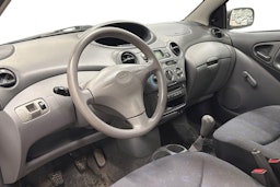 punainen Toyota Yaris 2002 kuva 3.