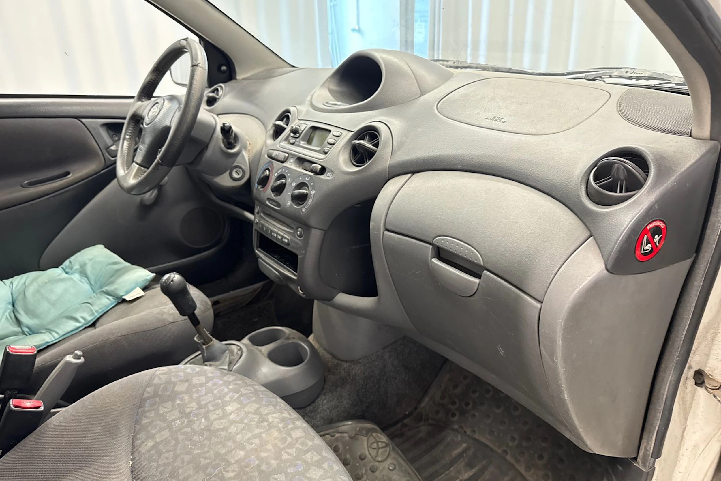valkoinen Toyota Yaris 2002 kuva 12.