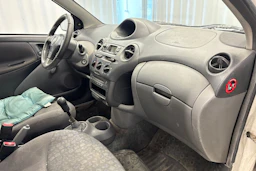 valkoinen Toyota Yaris 2002 kuva 12.