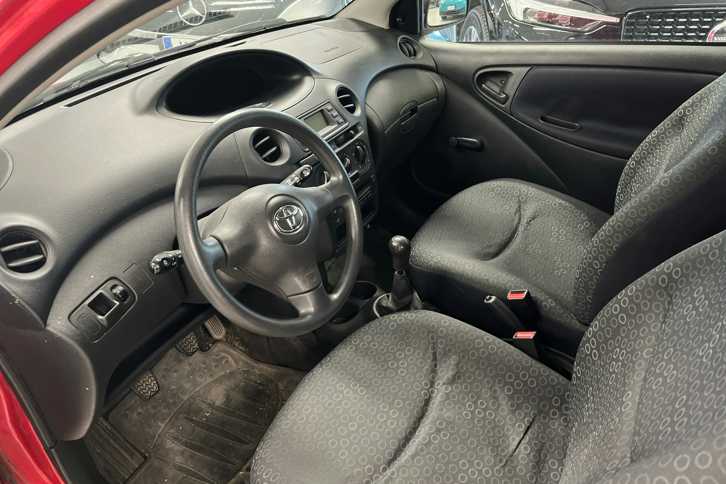 punainen Toyota Yaris 2003 kuva 6.
