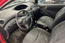 punainen Toyota Yaris 2003 kuva 6.