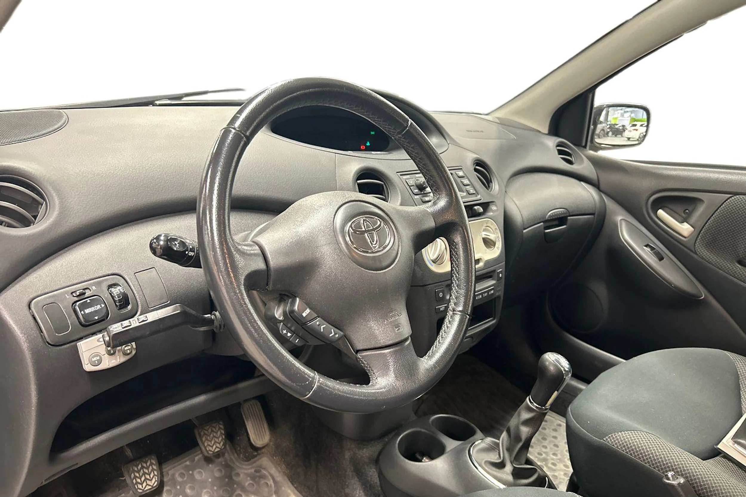 musta Toyota Yaris 2005 kuva 3.