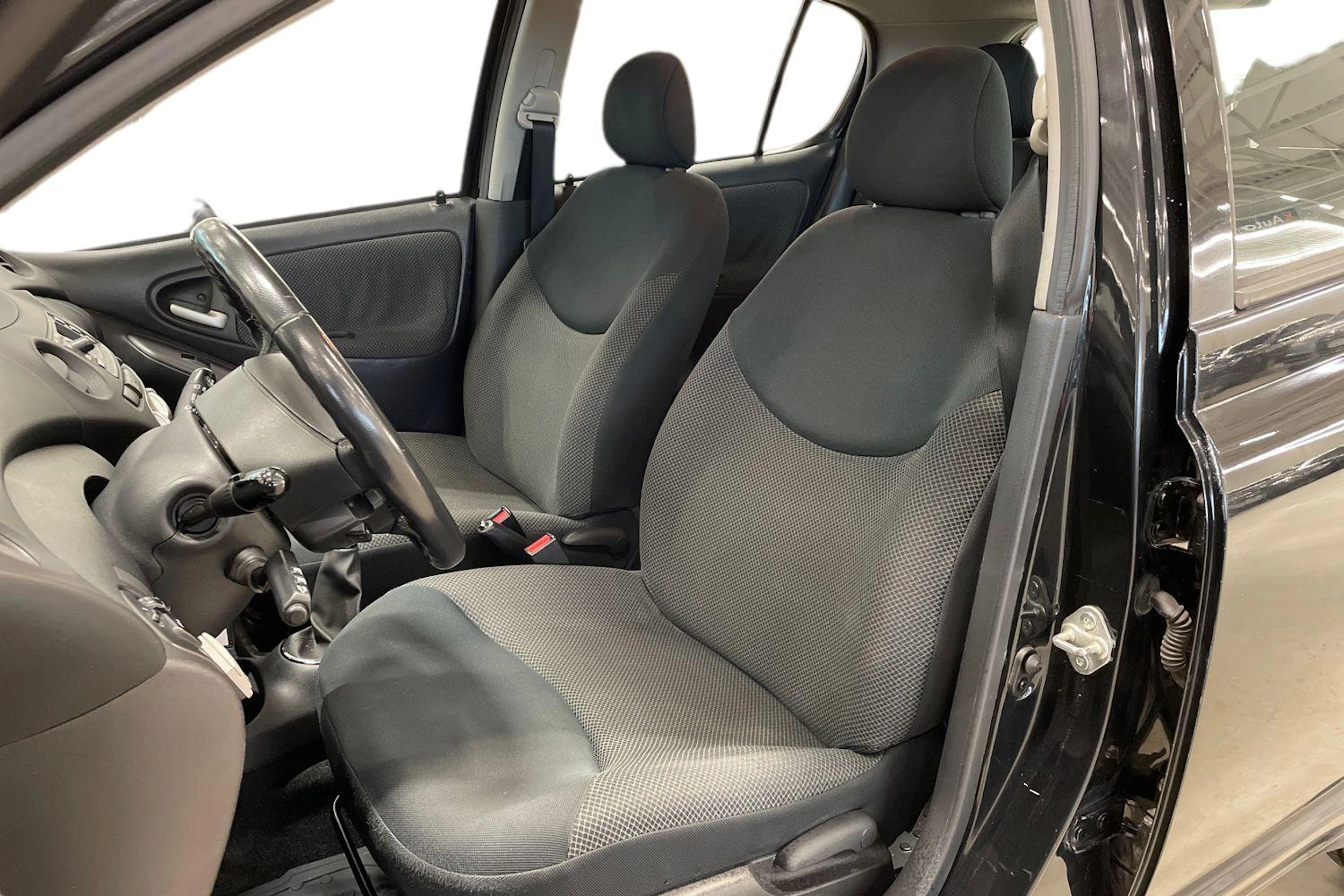 Musta Toyota Yaris 2005 kuva 7.