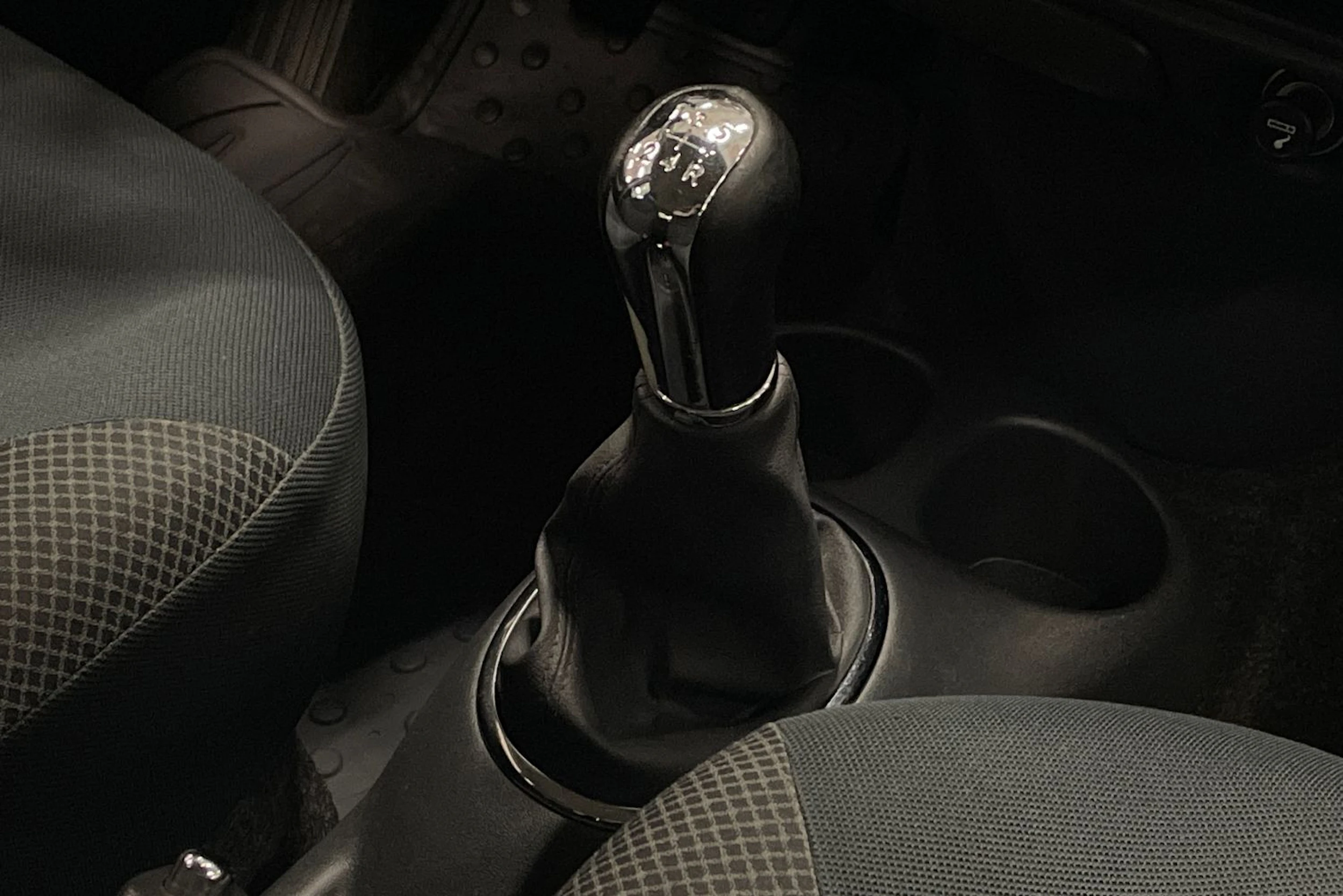 Musta Toyota Yaris 2005 kuva 16.