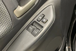 Musta Toyota Yaris 2005 kuva 20.