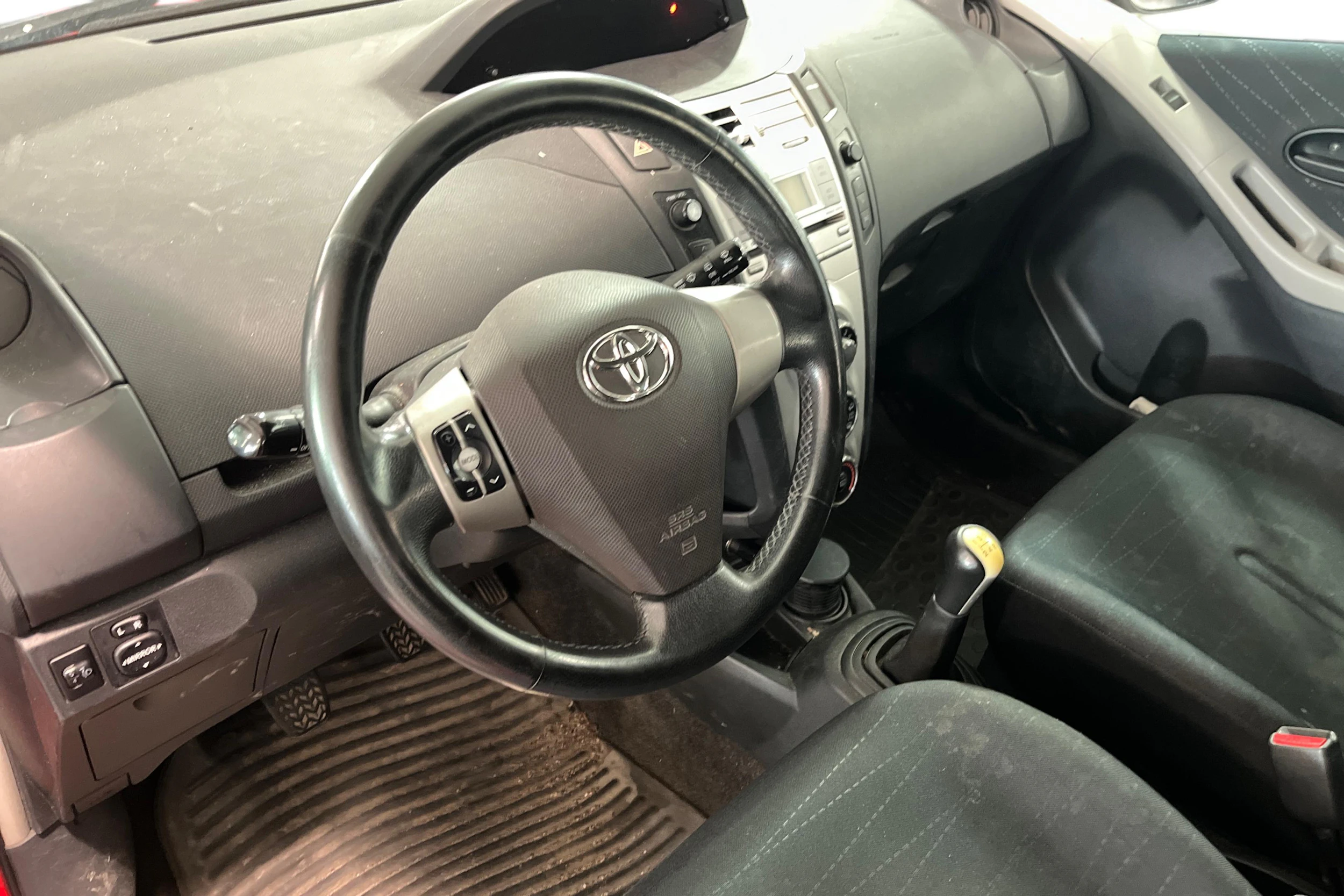 Punainen Toyota Yaris 2006 kuva 6.