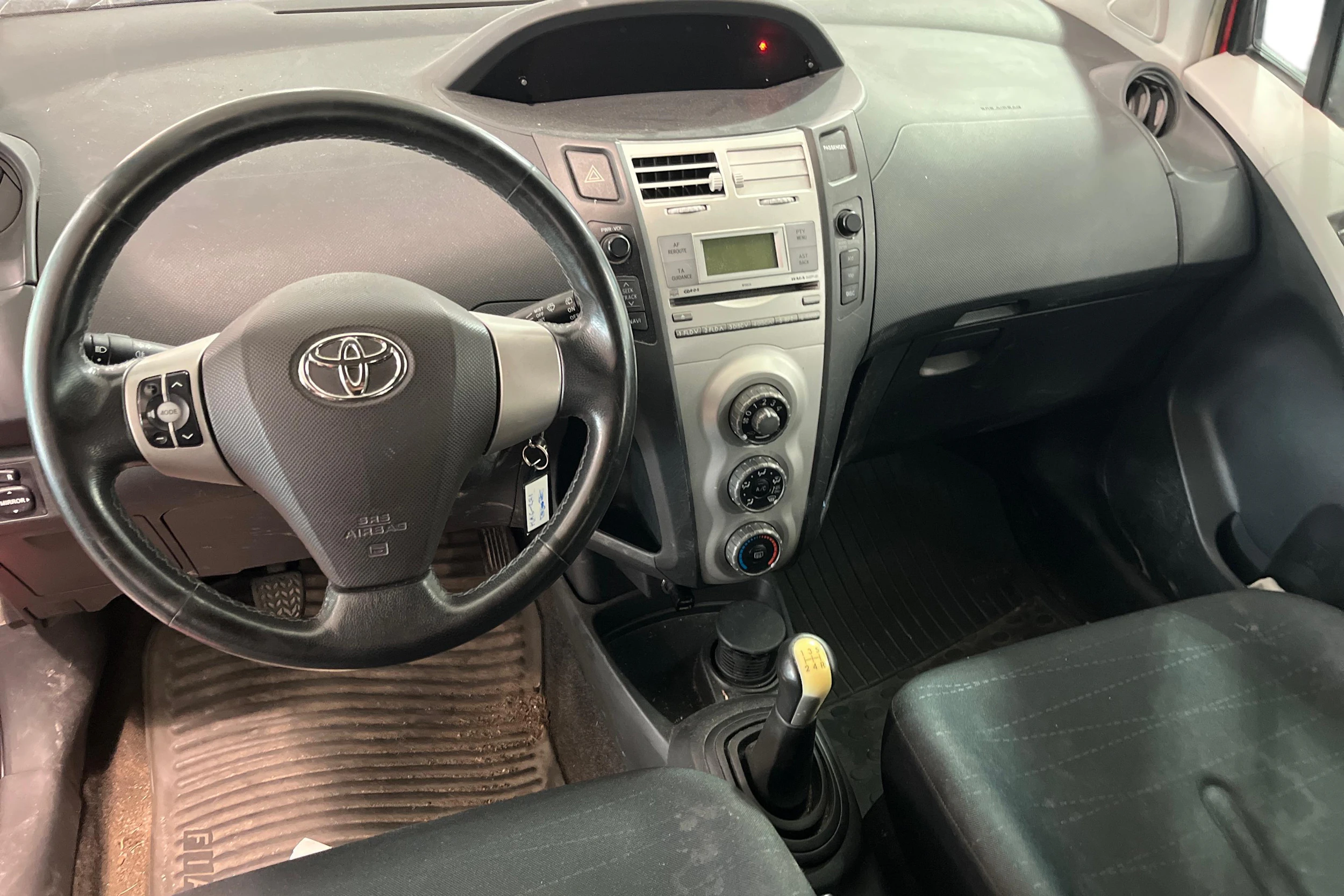 Punainen Toyota Yaris 2006 kuva 7.