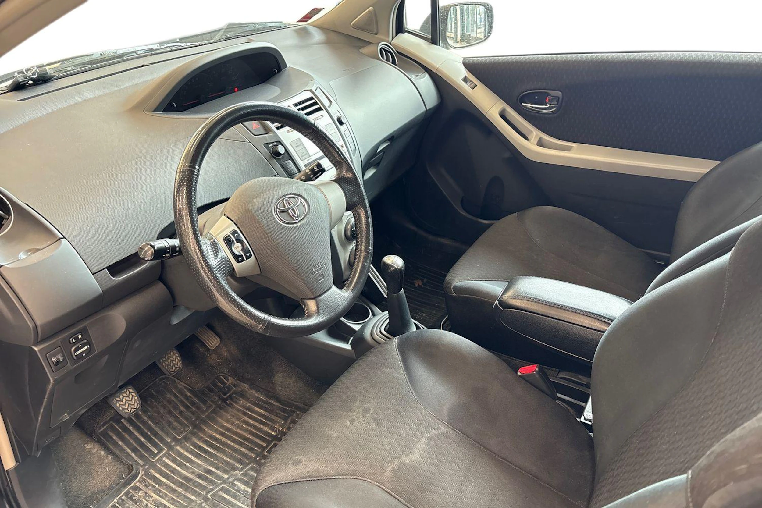 musta Toyota Yaris 2007 kuva 3.