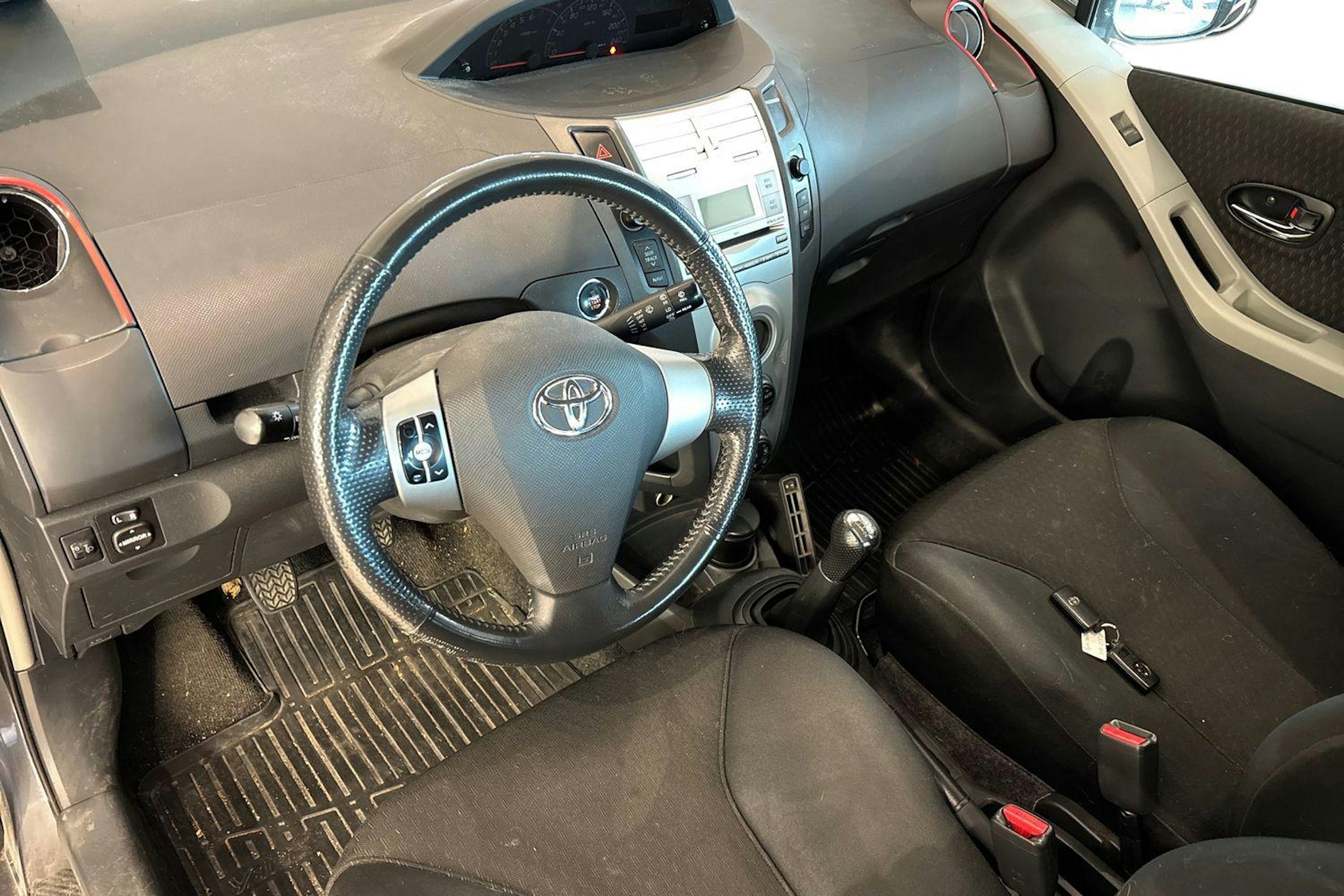 Harmaa Toyota Yaris 2007 kuva 6.