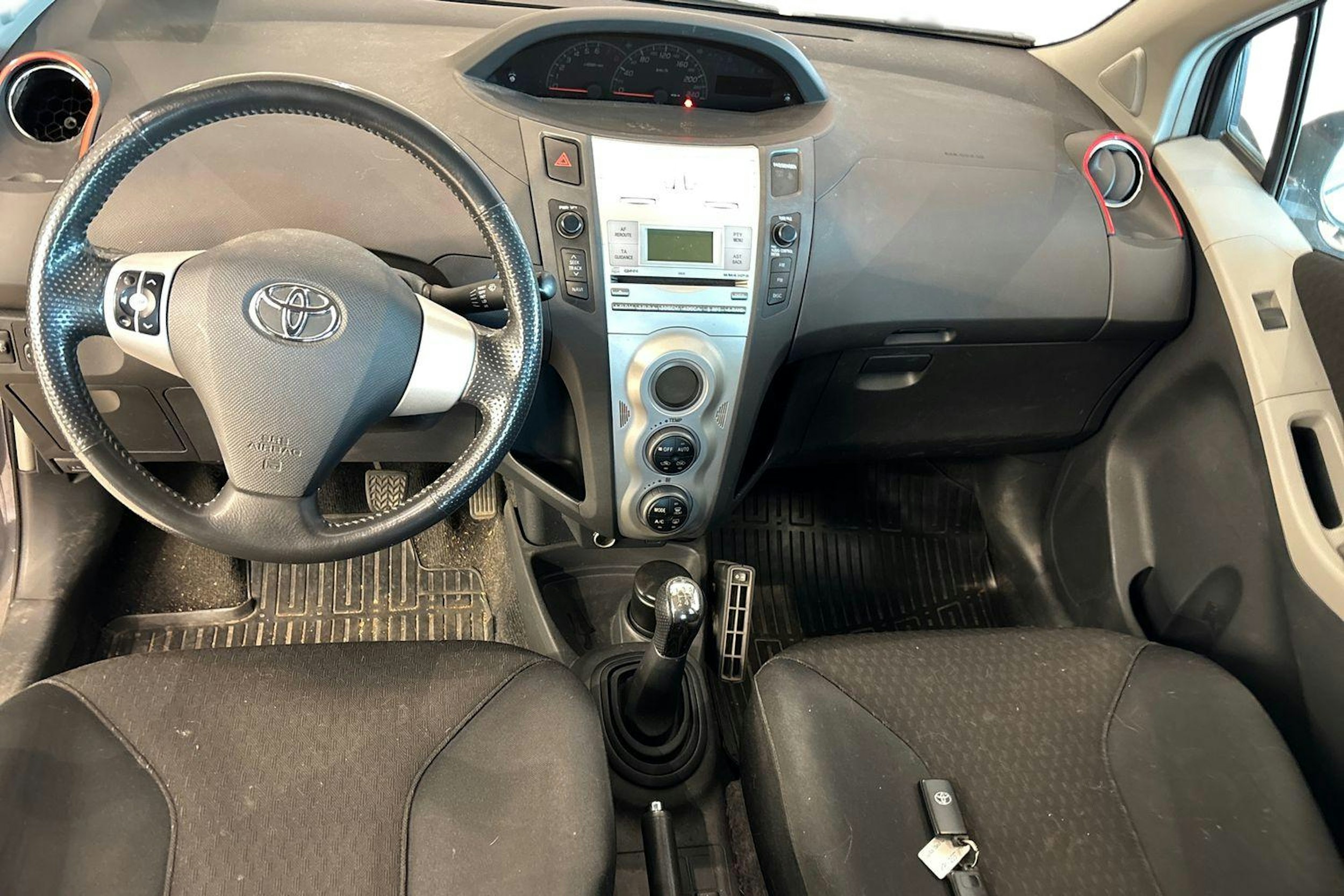 Harmaa Toyota Yaris 2007 kuva 7.