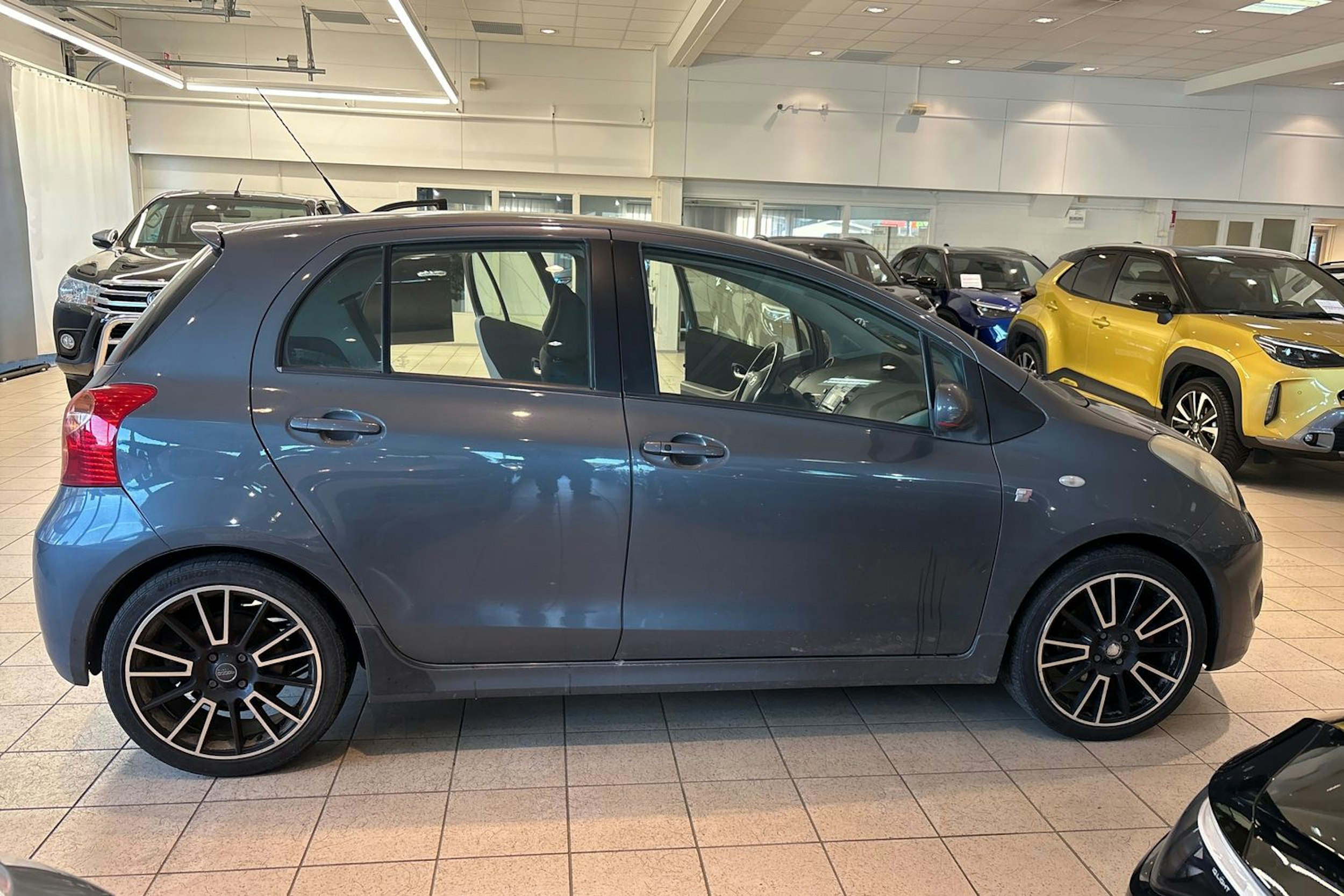 Harmaa Toyota Yaris 2007 kuva 12.