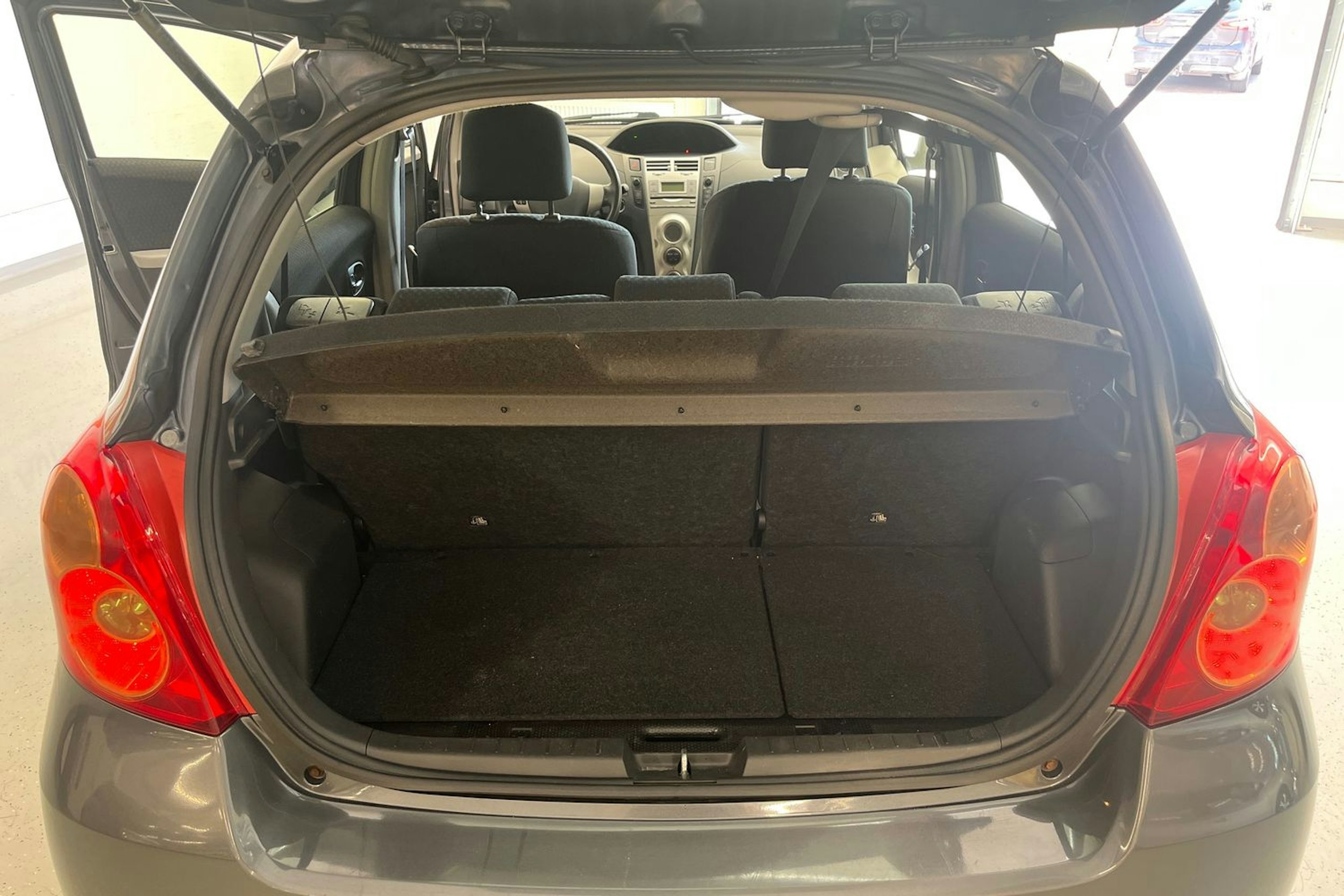 harmaa Toyota Yaris 2008 kuva 26.