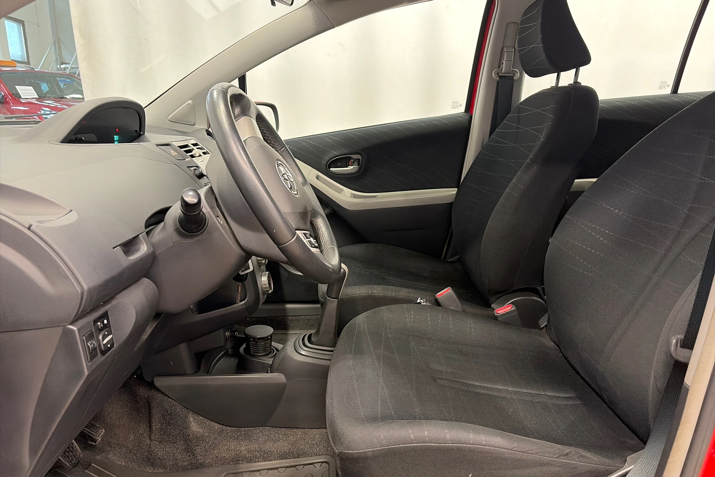 punainen Toyota Yaris 2008 kuva 16.