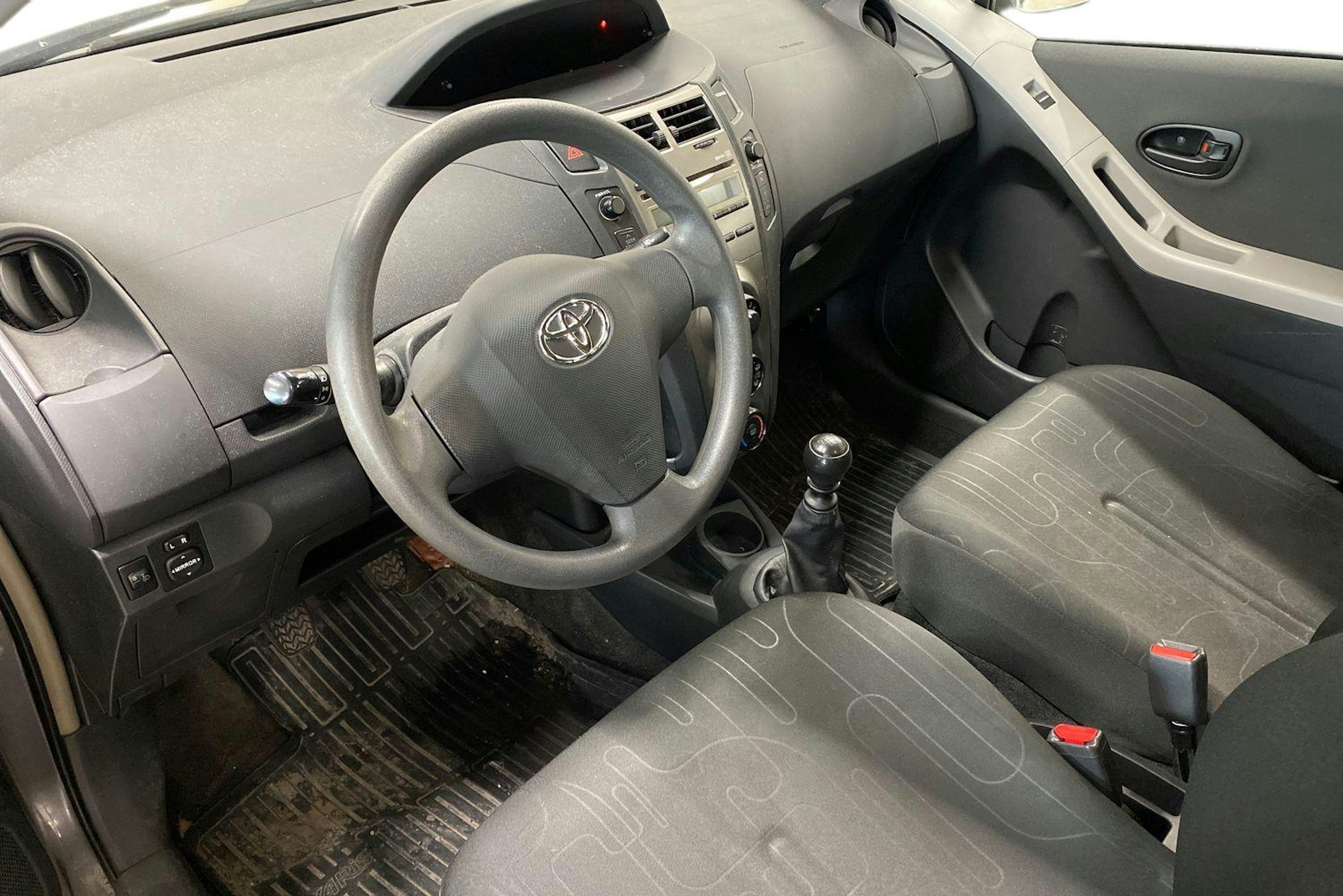 harmaa Toyota Yaris 2009 kuva 3.