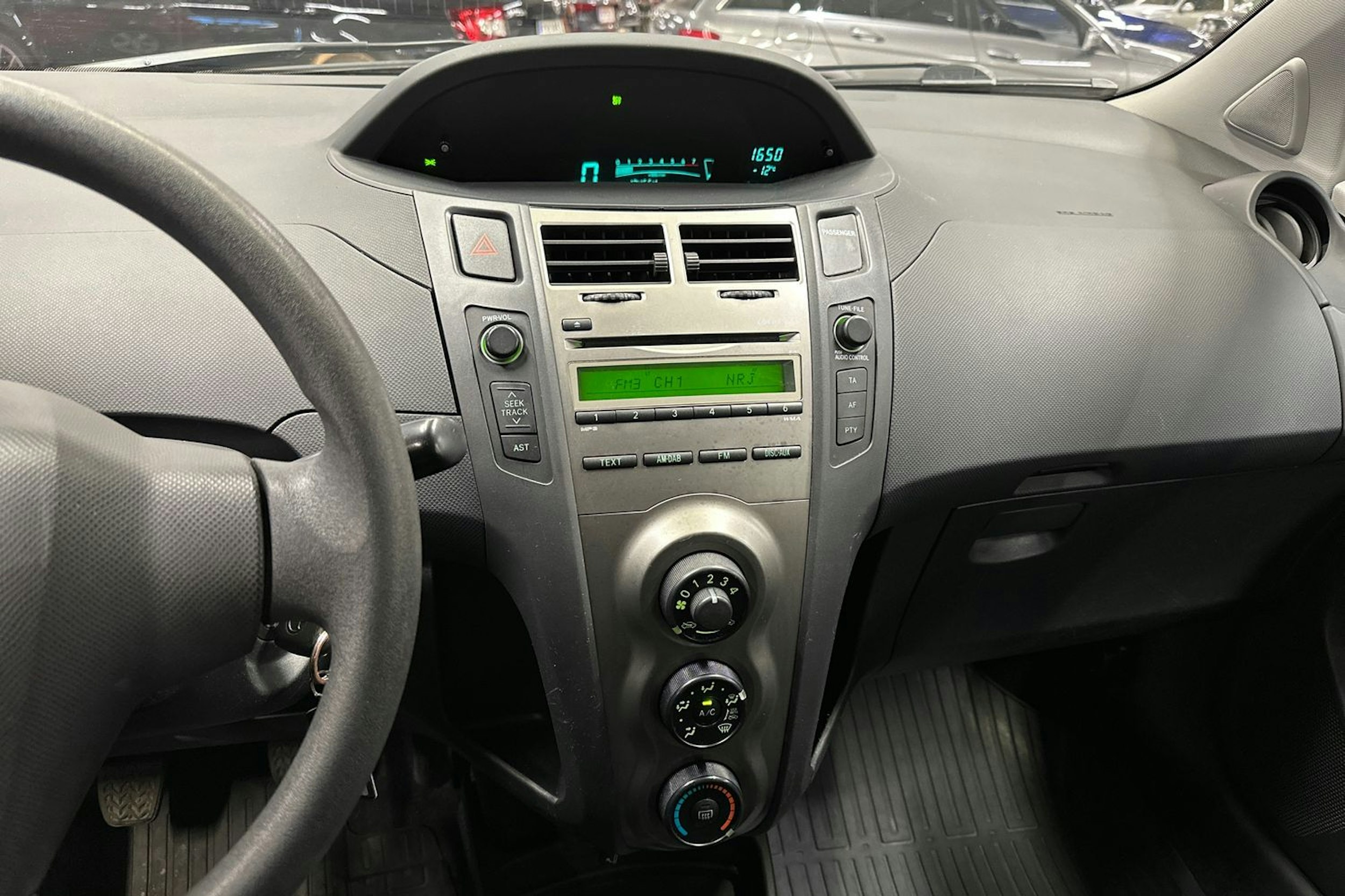 harmaa Toyota Yaris 2009 kuva 18.