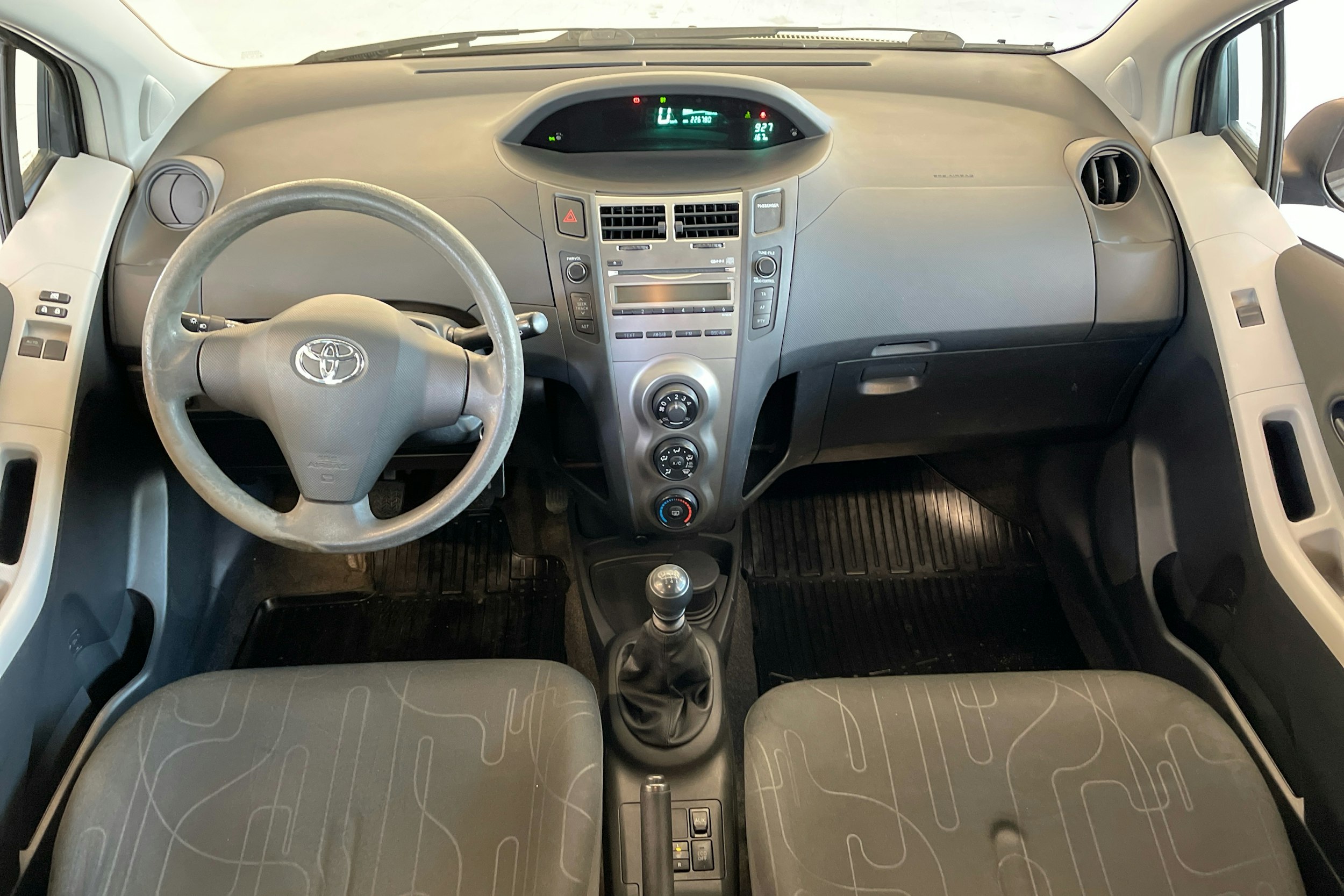 harmaa Toyota Yaris 2010 kuva 7.