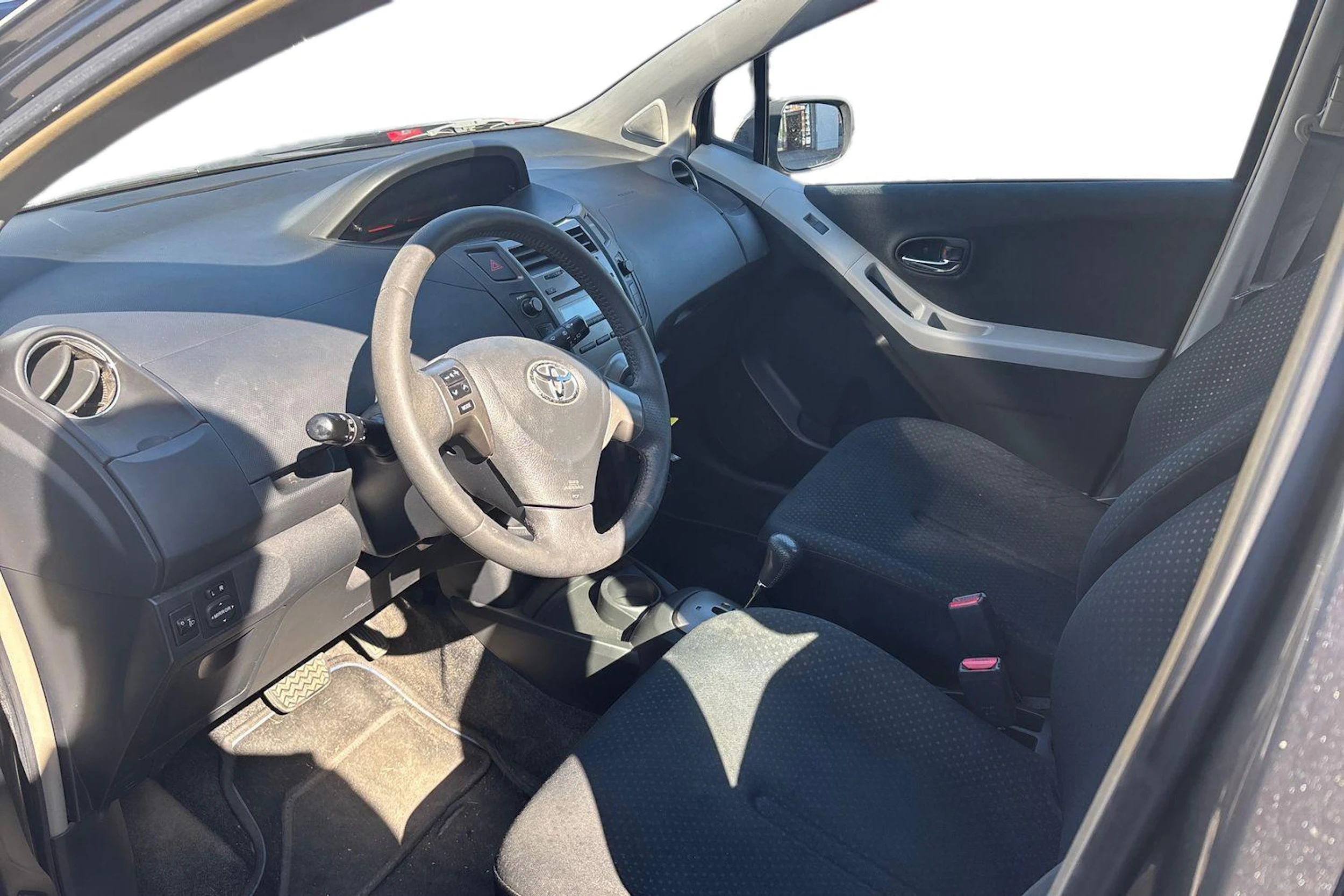 harmaa Toyota Yaris 2010 kuva 3.