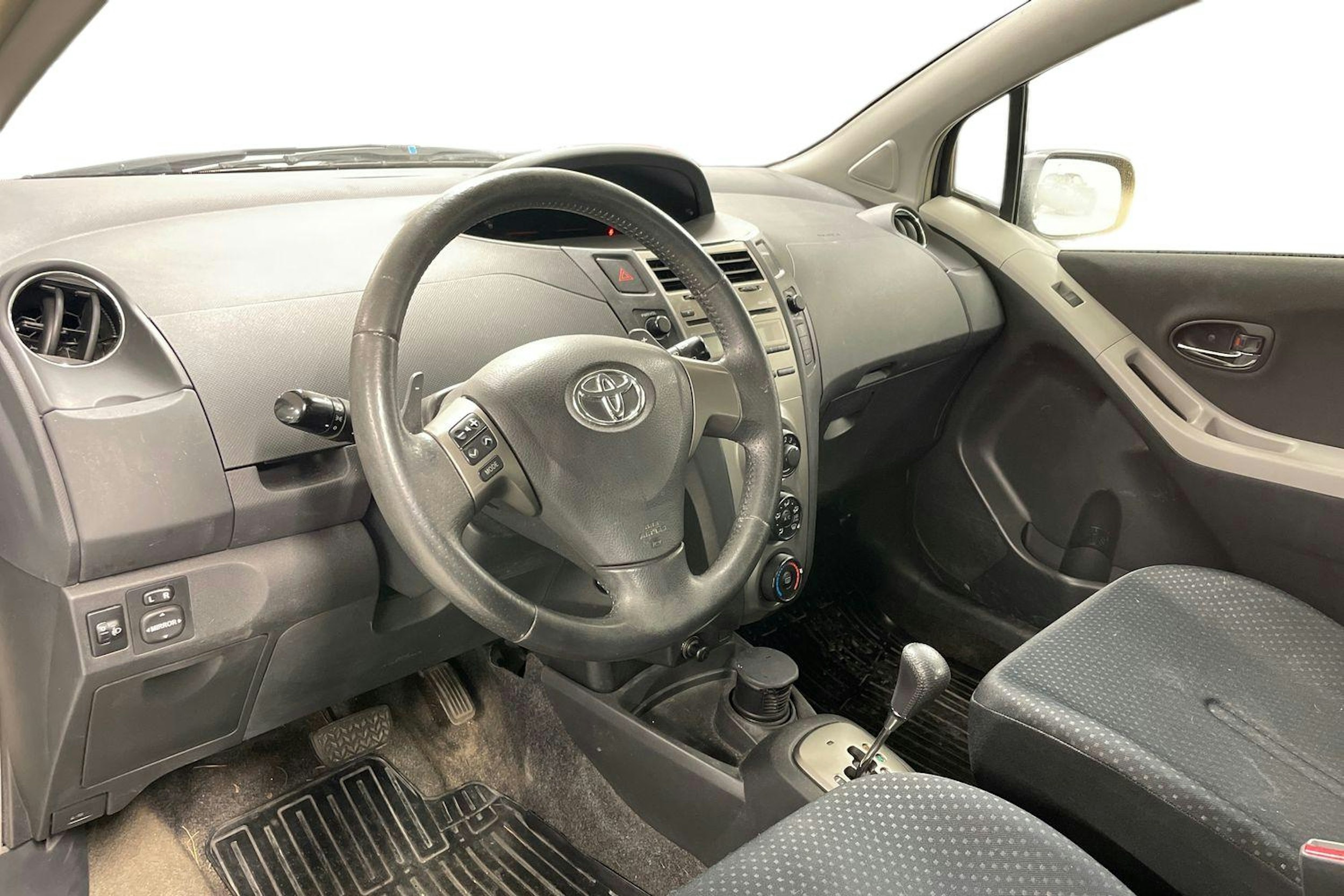 harmaa Toyota Yaris 2010 kuva 3.