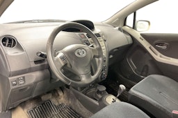harmaa Toyota Yaris 2010 kuva 3.