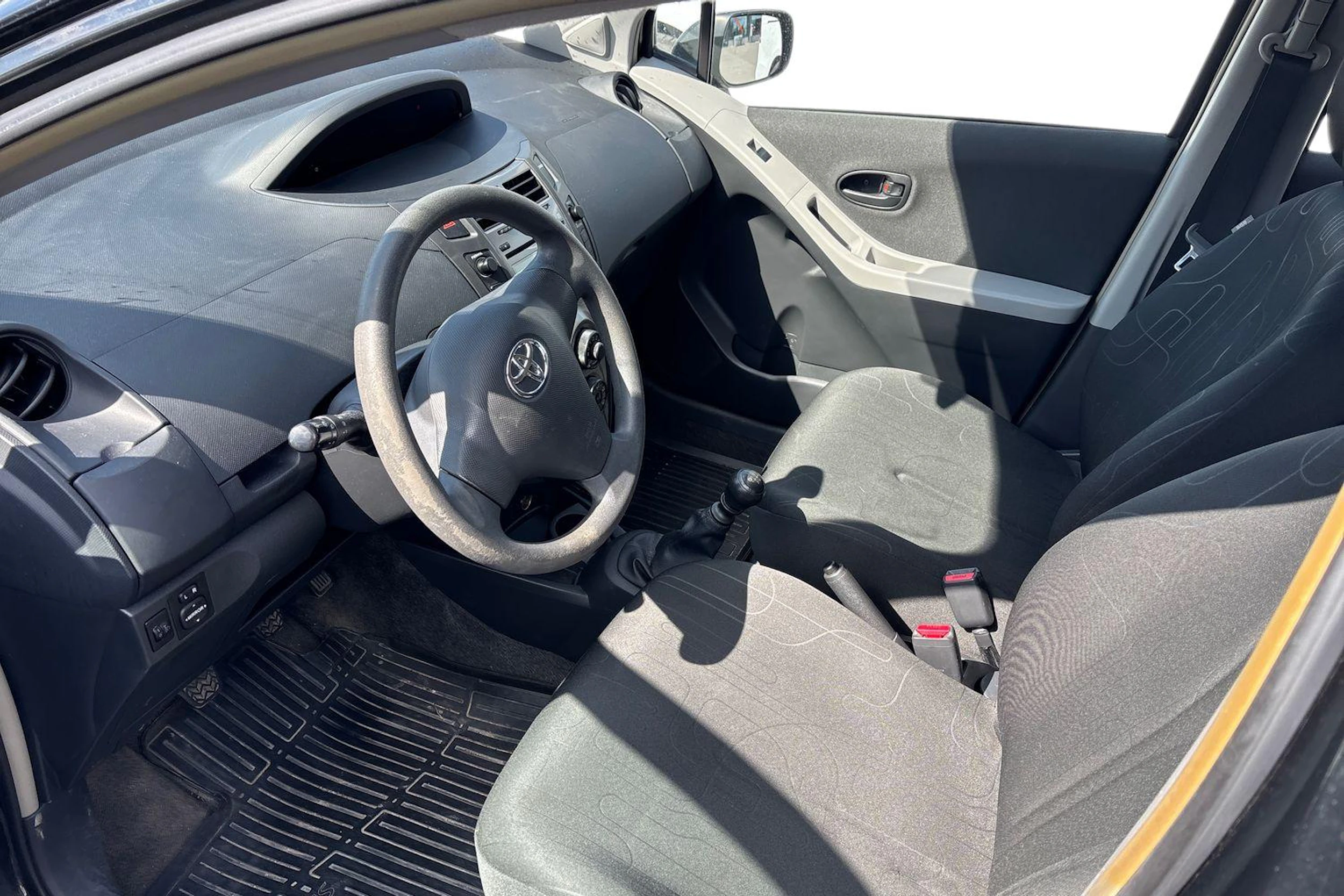 musta Toyota Yaris 2010 kuva 3.