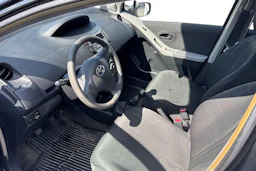 musta Toyota Yaris 2010 kuva 3.