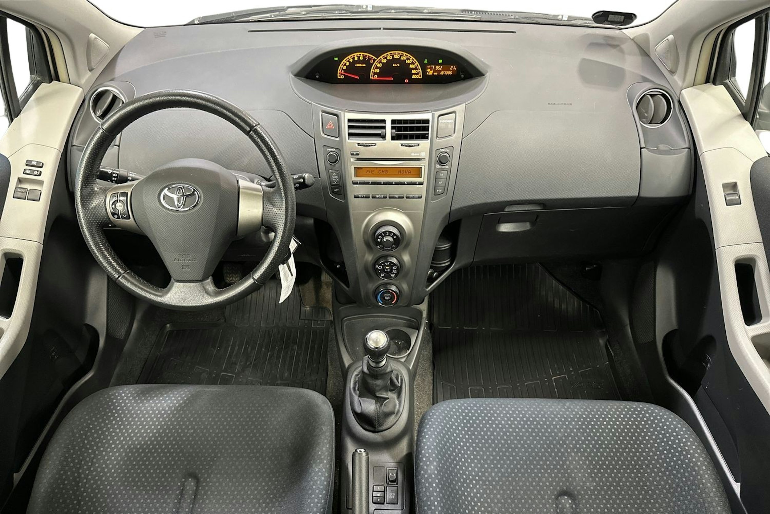 Hopea Toyota Yaris 2010 kuva 8.
