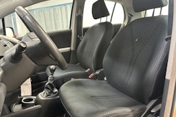 Hopea Toyota Yaris 2010 kuva 13.