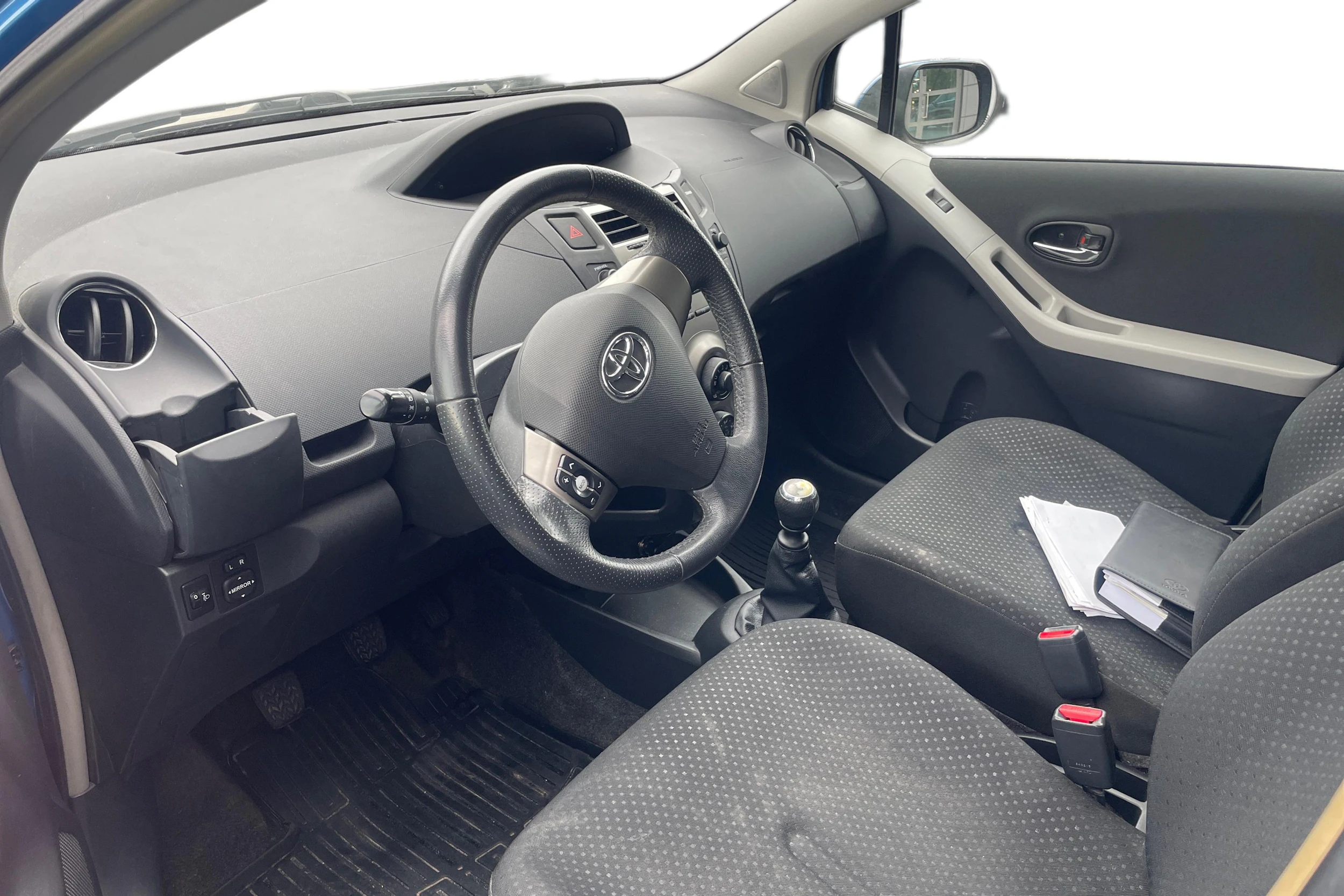 sininen Toyota Yaris 2011 kuva 3.