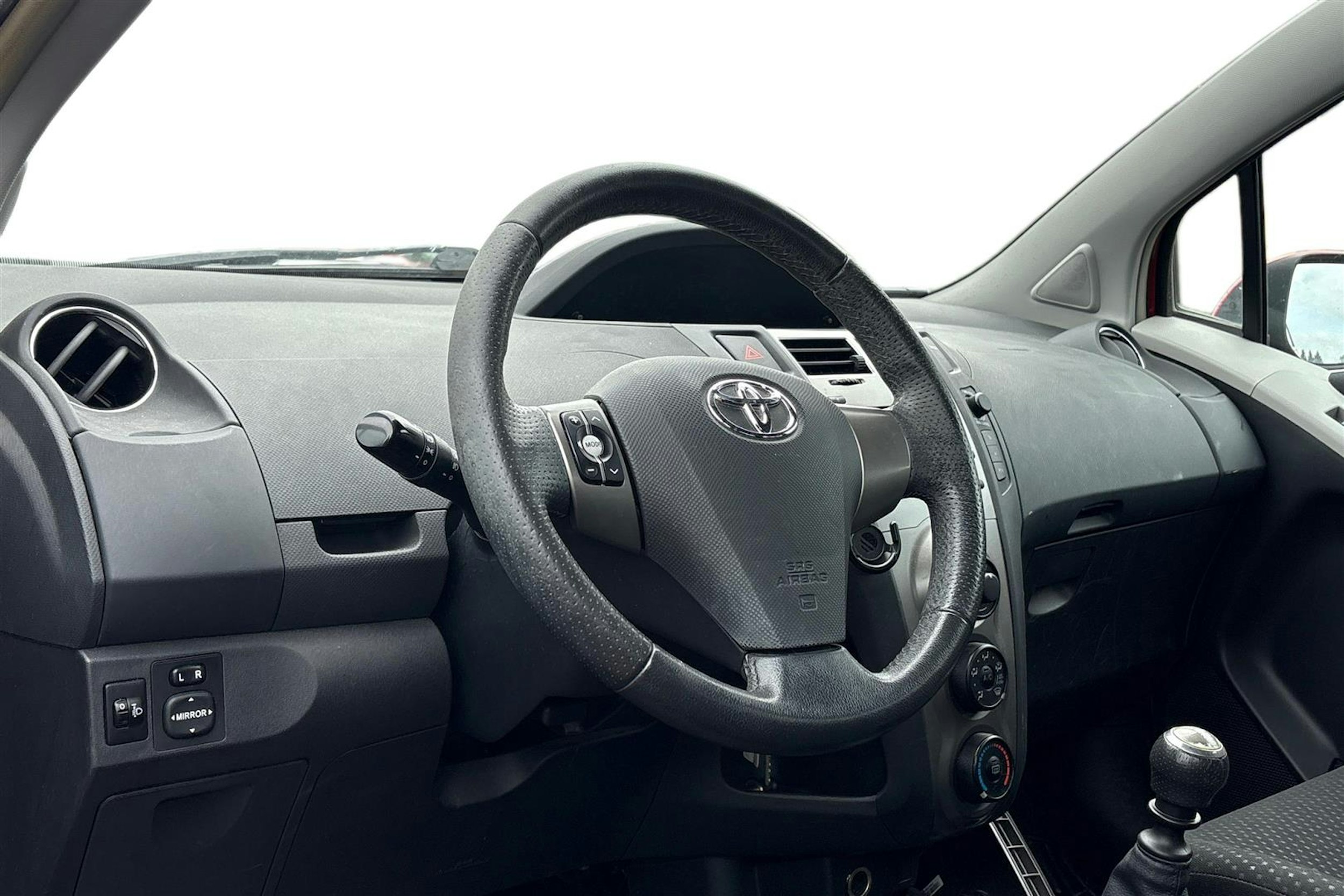 punainen Toyota Yaris 2011 kuva 3.