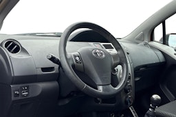 punainen Toyota Yaris 2011 kuva 3.