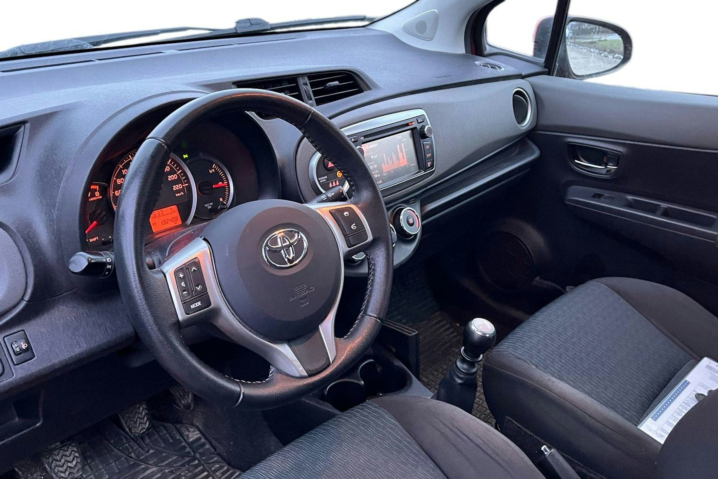 punainen Toyota Yaris 2011 kuva 3.