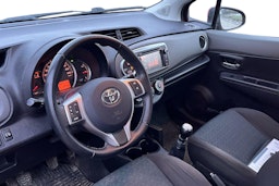 punainen Toyota Yaris 2011 kuva 3.