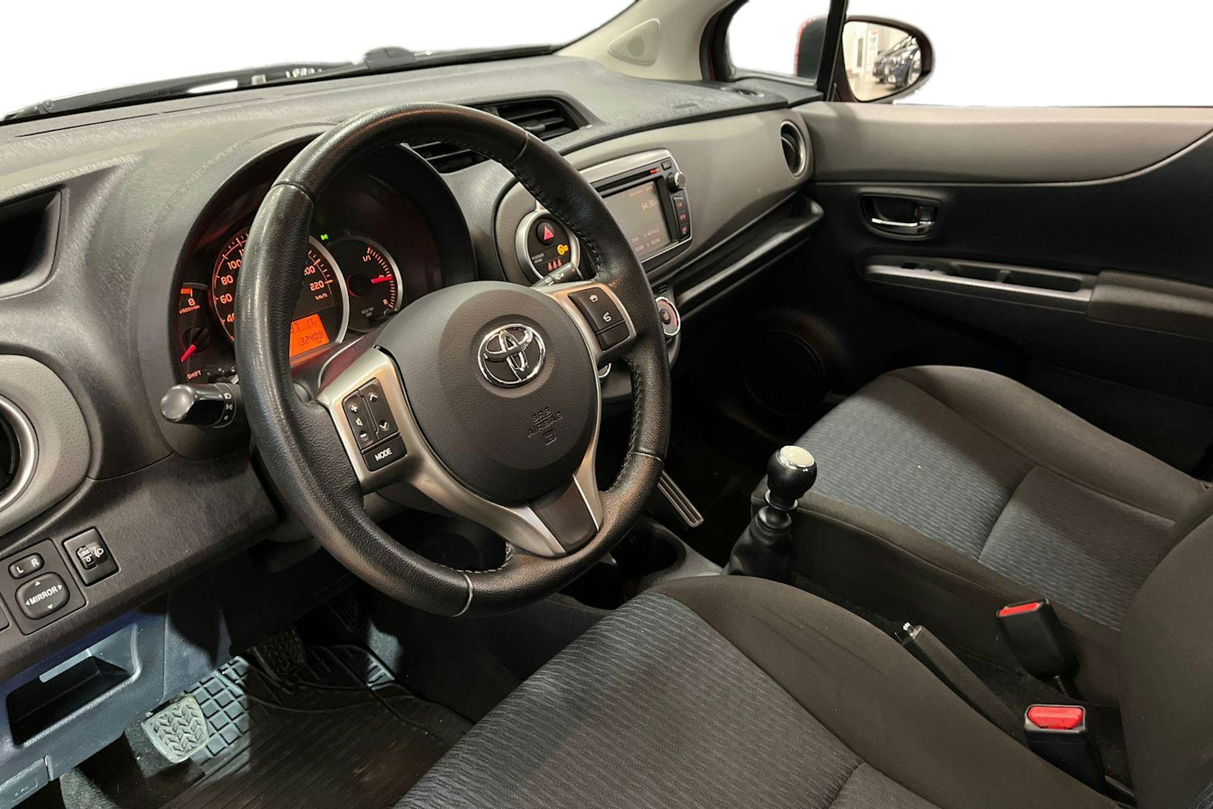 punainen Toyota Yaris 2011 kuva 7.