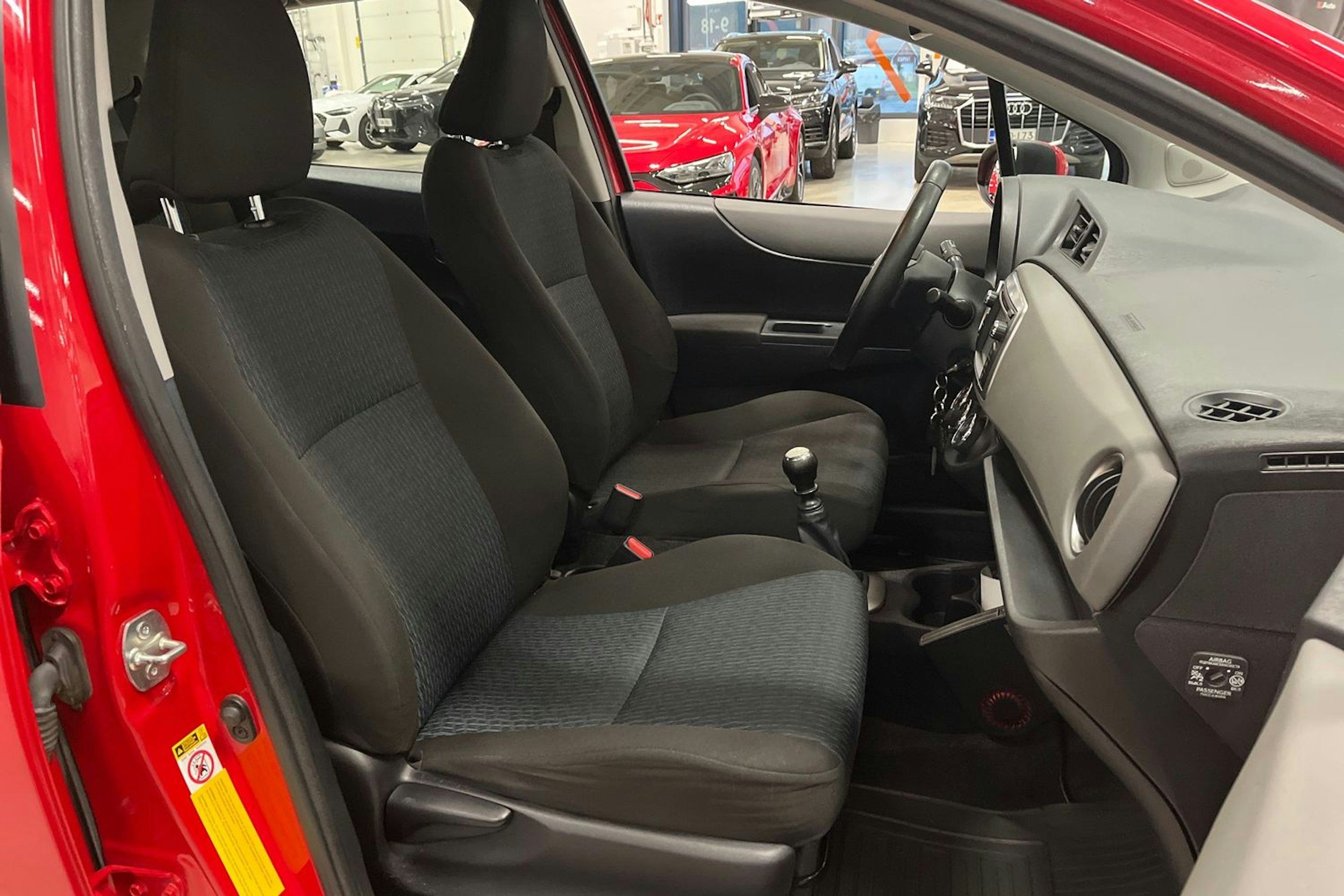 punainen Toyota Yaris 2011 kuva 15.