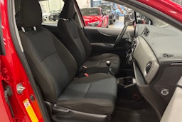punainen Toyota Yaris 2011 kuva 15.