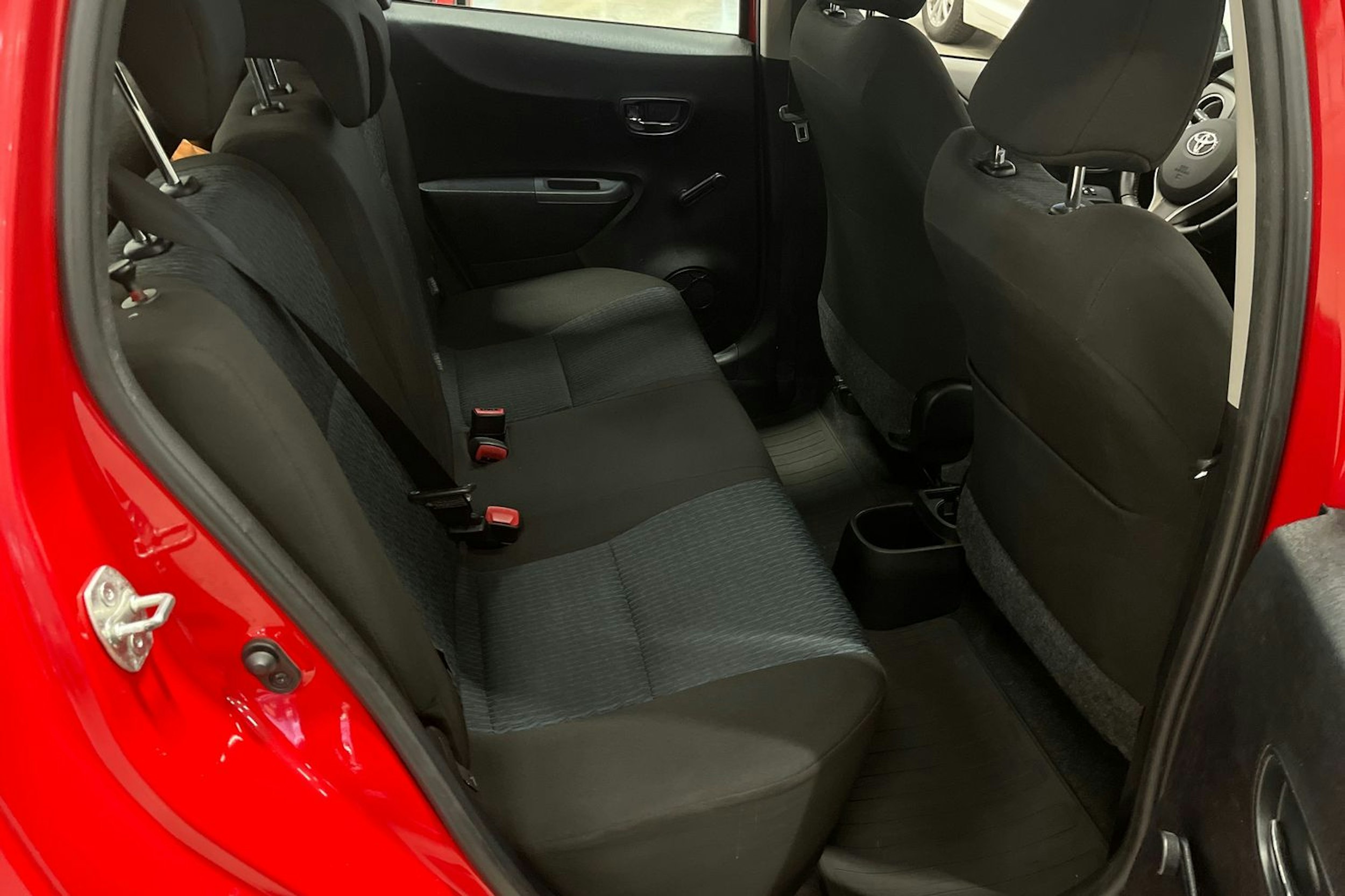 punainen Toyota Yaris 2011 kuva 18.