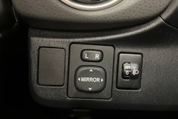 punainen Toyota Yaris 2011 kuva 28.