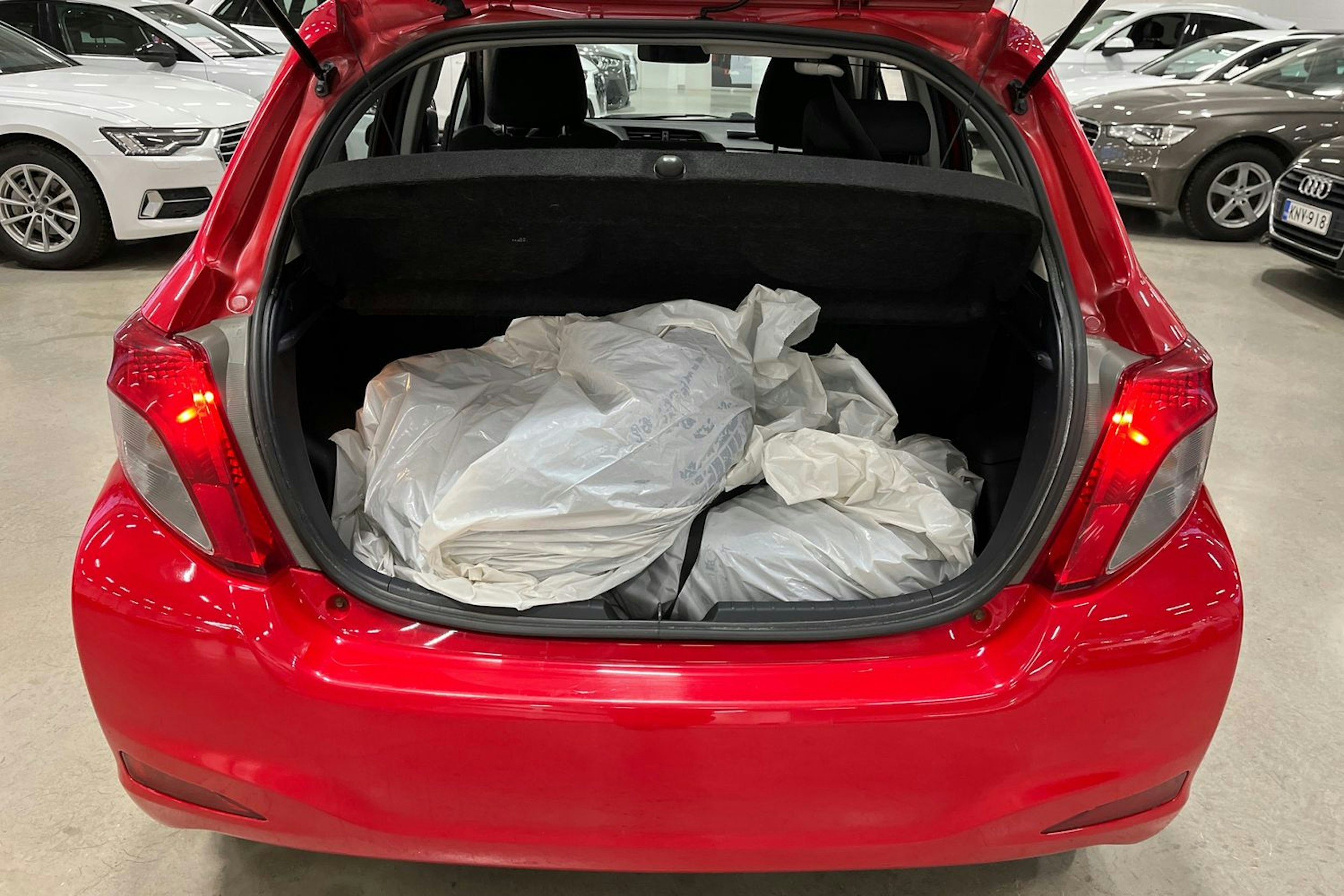 punainen Toyota Yaris 2011 kuva 37.