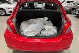 punainen Toyota Yaris 2011 kuva 37.