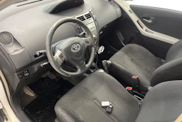 Valkoinen Toyota Yaris 2011 kuva 8.