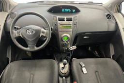 Valkoinen Toyota Yaris 2011 kuva 9.