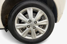Valkoinen Toyota Yaris 2011 kuva 12.
