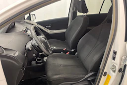 Valkoinen Toyota Yaris 2011 kuva 17.
