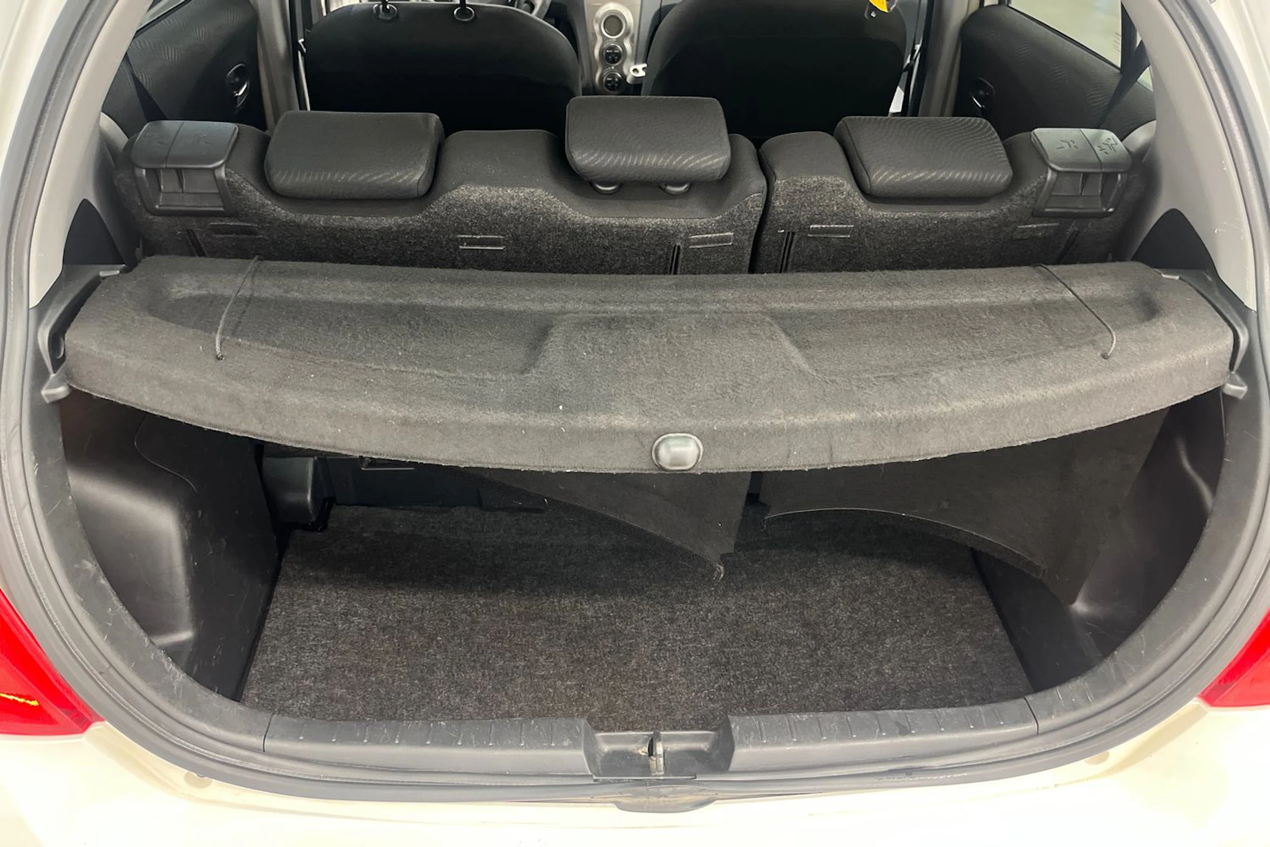 Valkoinen Toyota Yaris 2011 kuva 23.