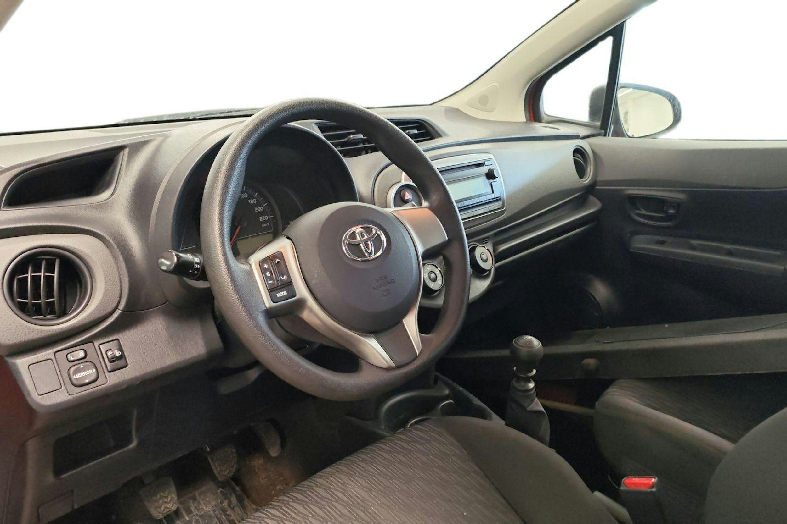 punainen Toyota Yaris 2012 kuva 3.
