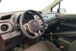 punainen Toyota Yaris 2012 kuva 3.